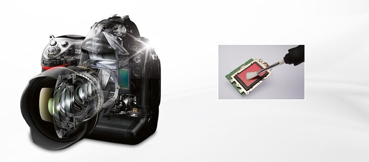 Digitalkamera mit durchsichtigen Schichten, die den Sensor zeigen; daneben Reinigung des Sensors mit Werkzeug