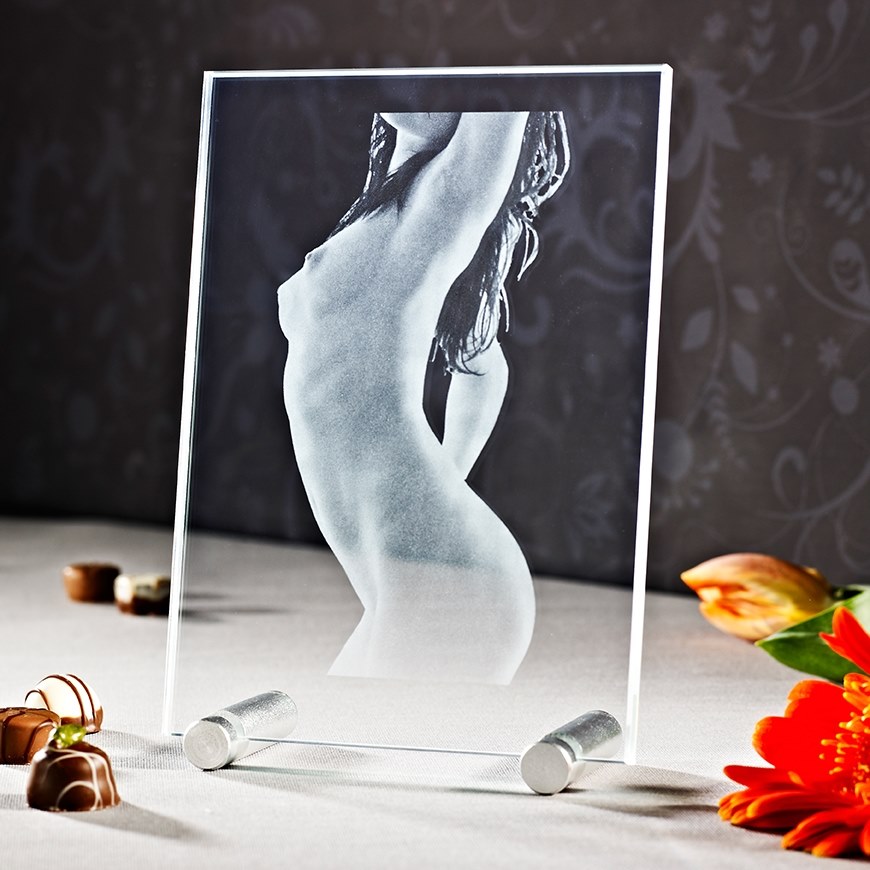 Kristallwürfel mit 3D-Gravur eines Frauentorsos