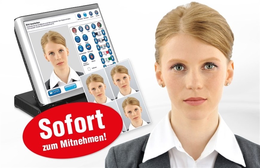 Frau mit blondem Haar, weißem Hemd und schwarzem Blazer vor Bildschirm mit Passbildsoftware und Text 'Sofort zum Mitnehmen!'