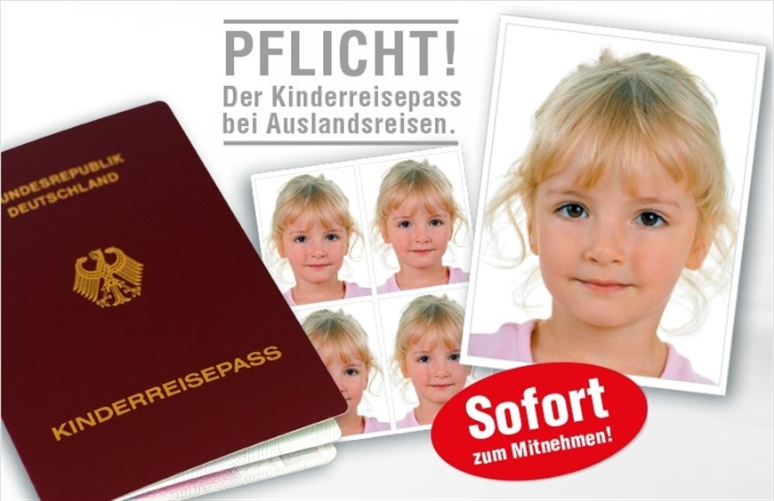 Deutscher Kinderreisepass mit Passfotos eines Kindes, Text 'Pflicht! Der Kinderreisepass bei Auslandsreisen', rotes Siegel 'Sofort zum Mitnehmen!'